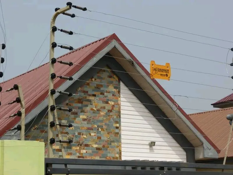 Electric fence installed along a rooftop parapet
